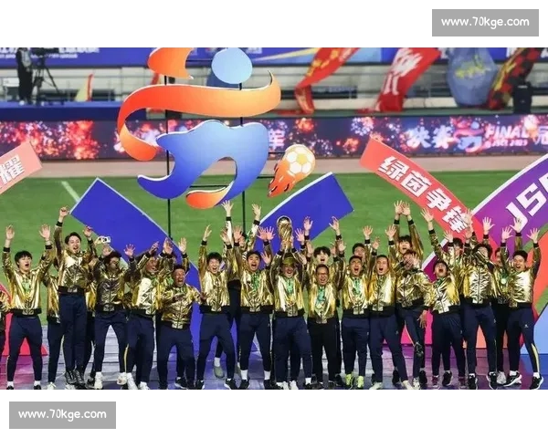 球迷狂欢！亚洲杯冠军庆典现场，万人空巷，歌声与泪水交织